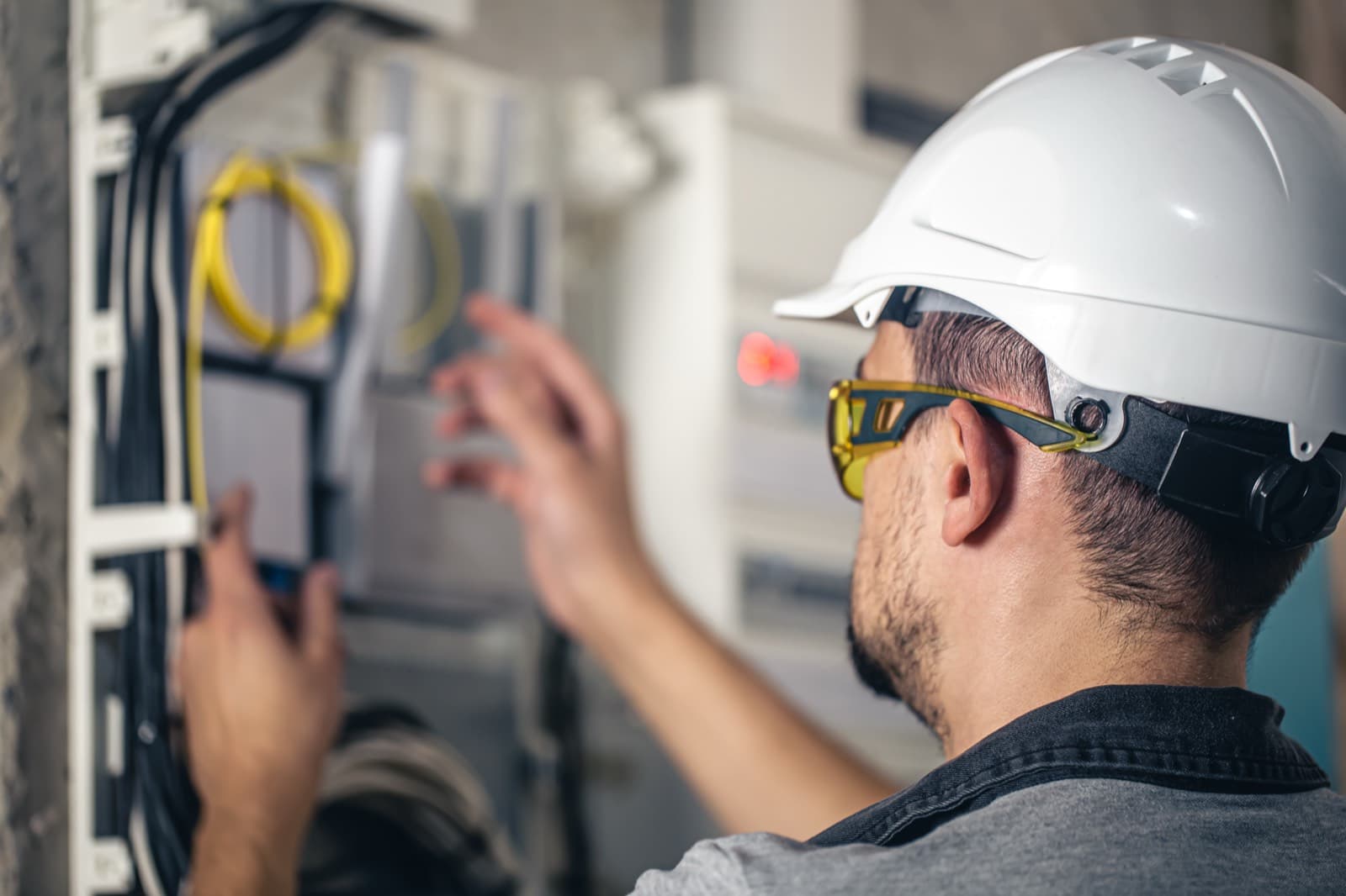 Technicien intervenant sur un tableau électrique