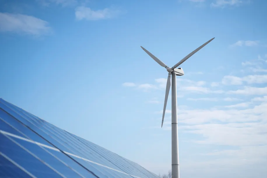 Éoliennes et panneaux solaires